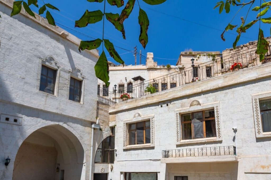El Puente Cave Hotel