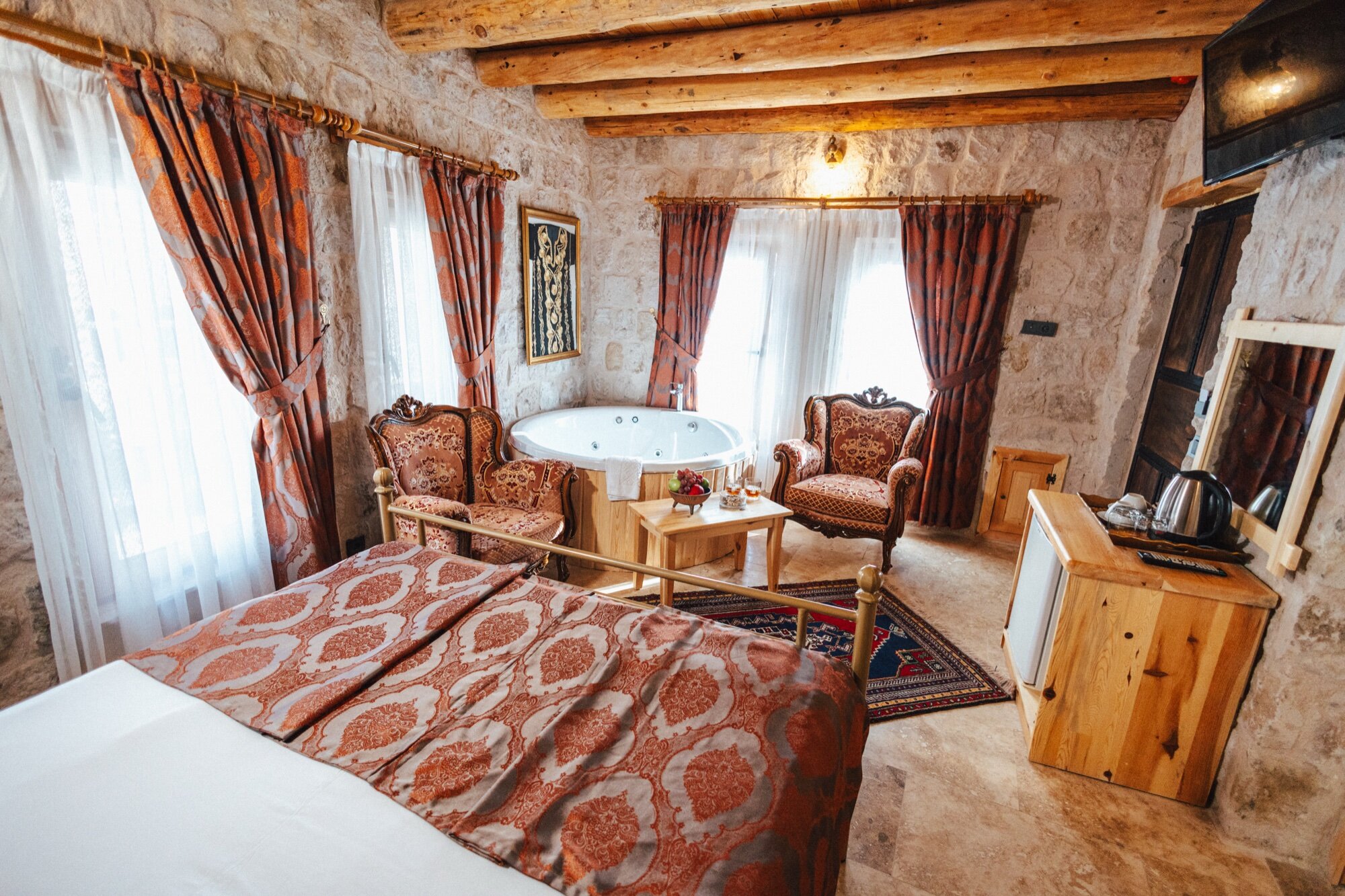 Deluxe Jacuzzi Room City View
