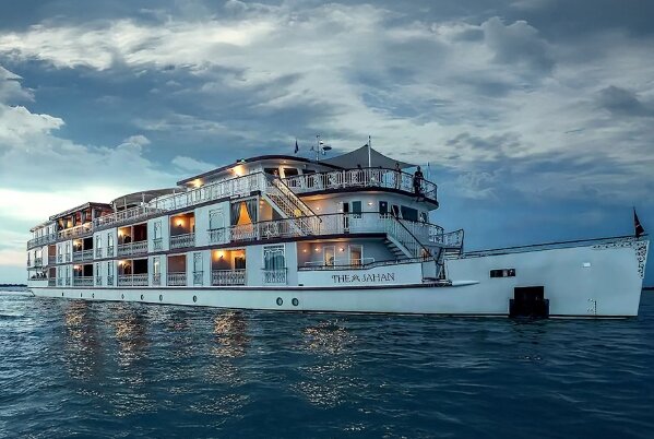 Nehir Gemisi ile Mekong Nehri