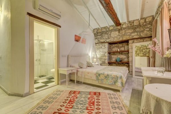 Alaçatı Eski Ev Otel Jolly Tur