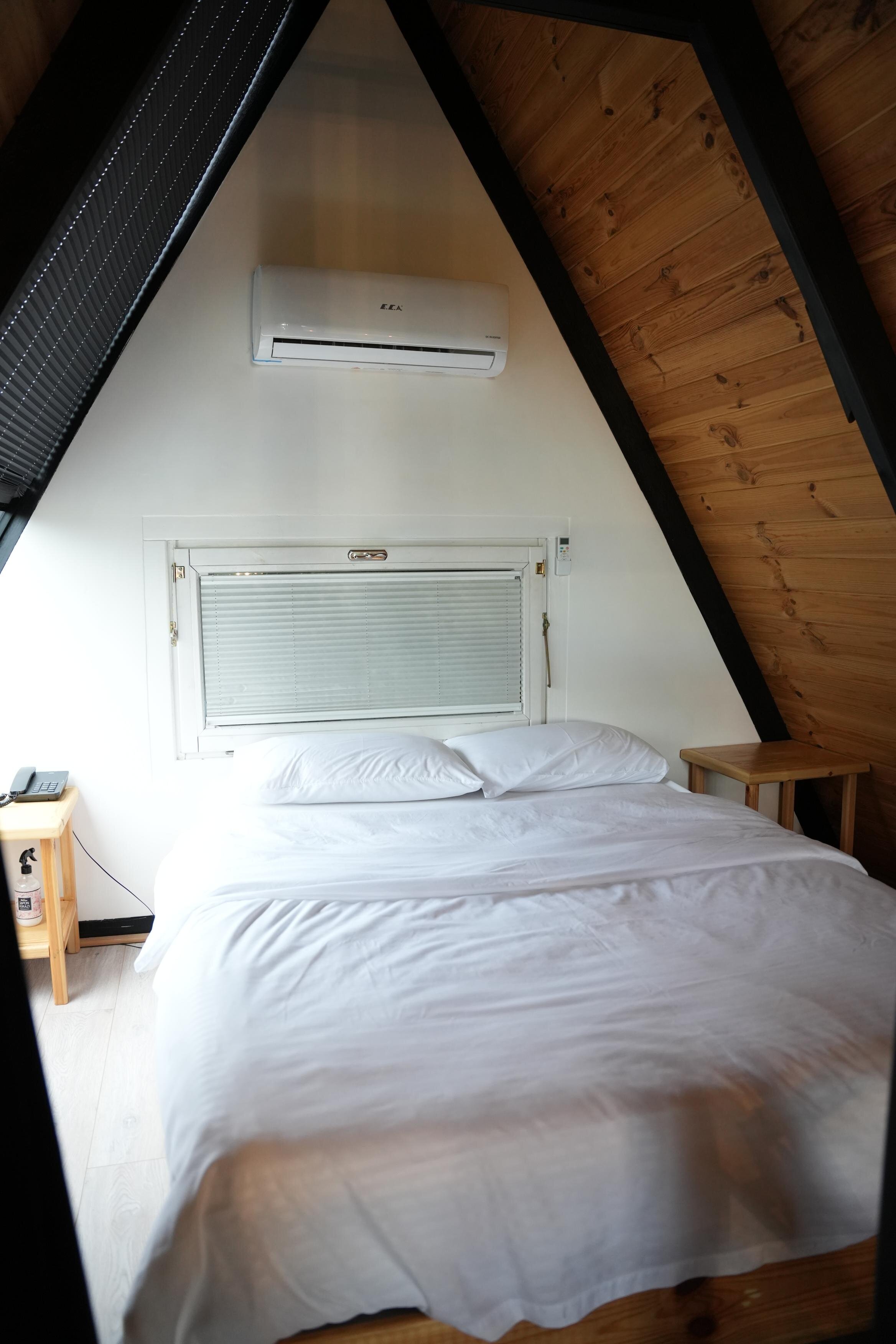 Pentalow Cabin · 77
