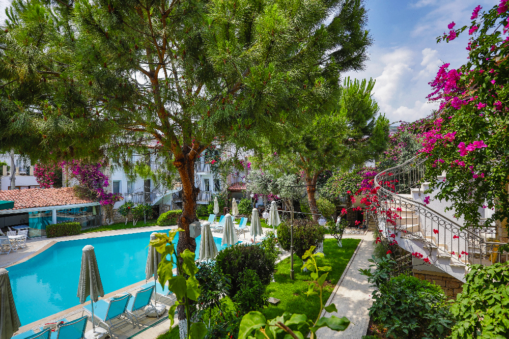 Moonshine Hotel & Suites