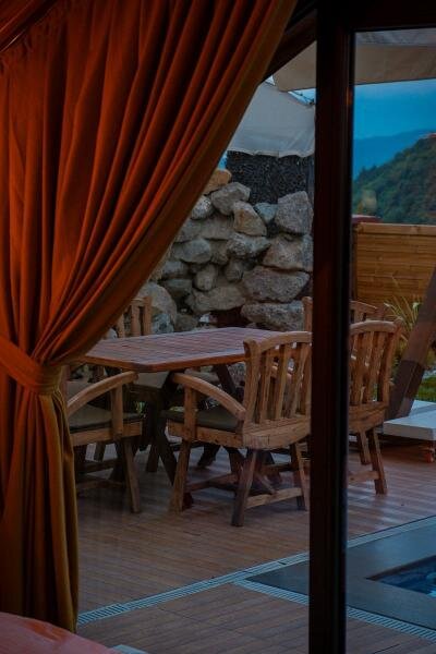 Özel Isıtma Havuzlu Jakuzili ve Şömineli Bungalov