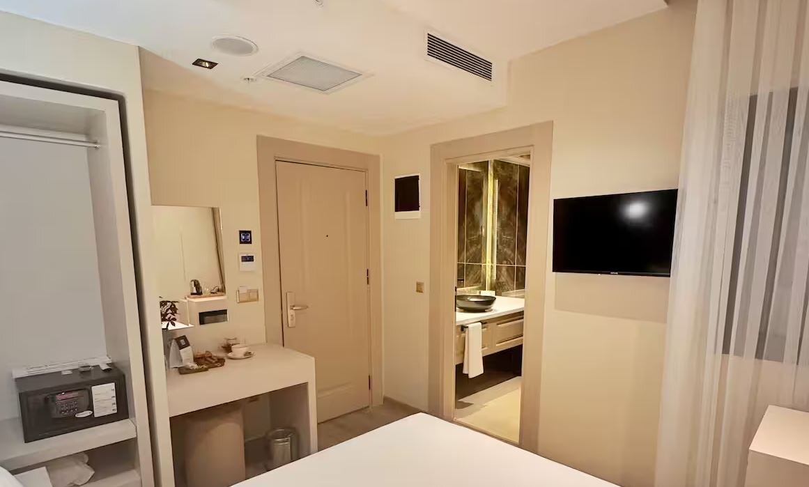 Economy French Room