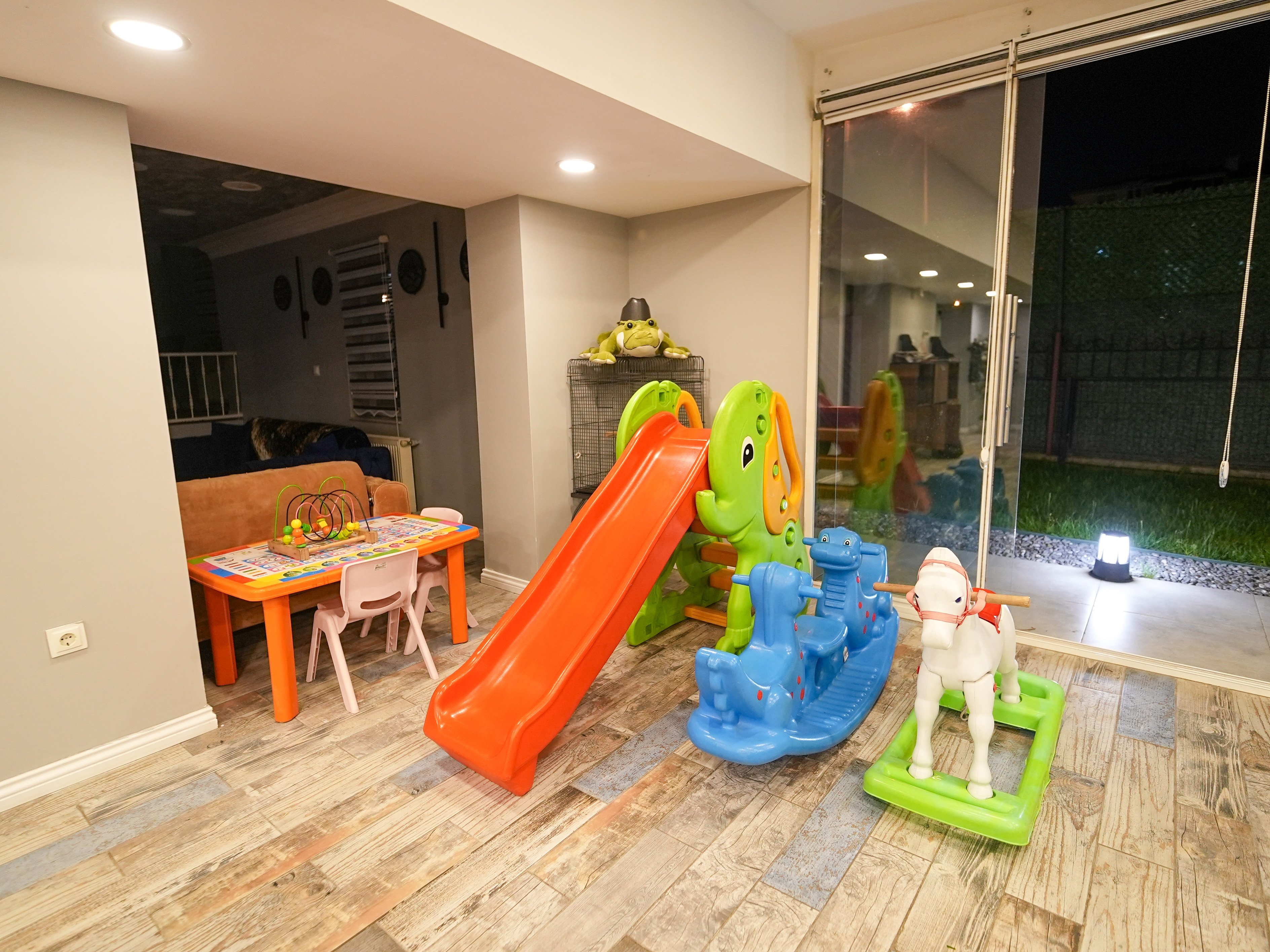 Yeşil Panjurlu Villa · 76
