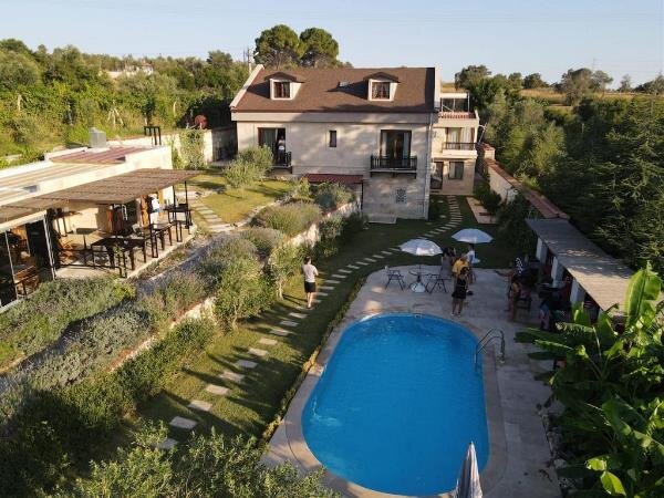 Güney Urla Suits