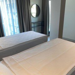 İn The Middle Hotel