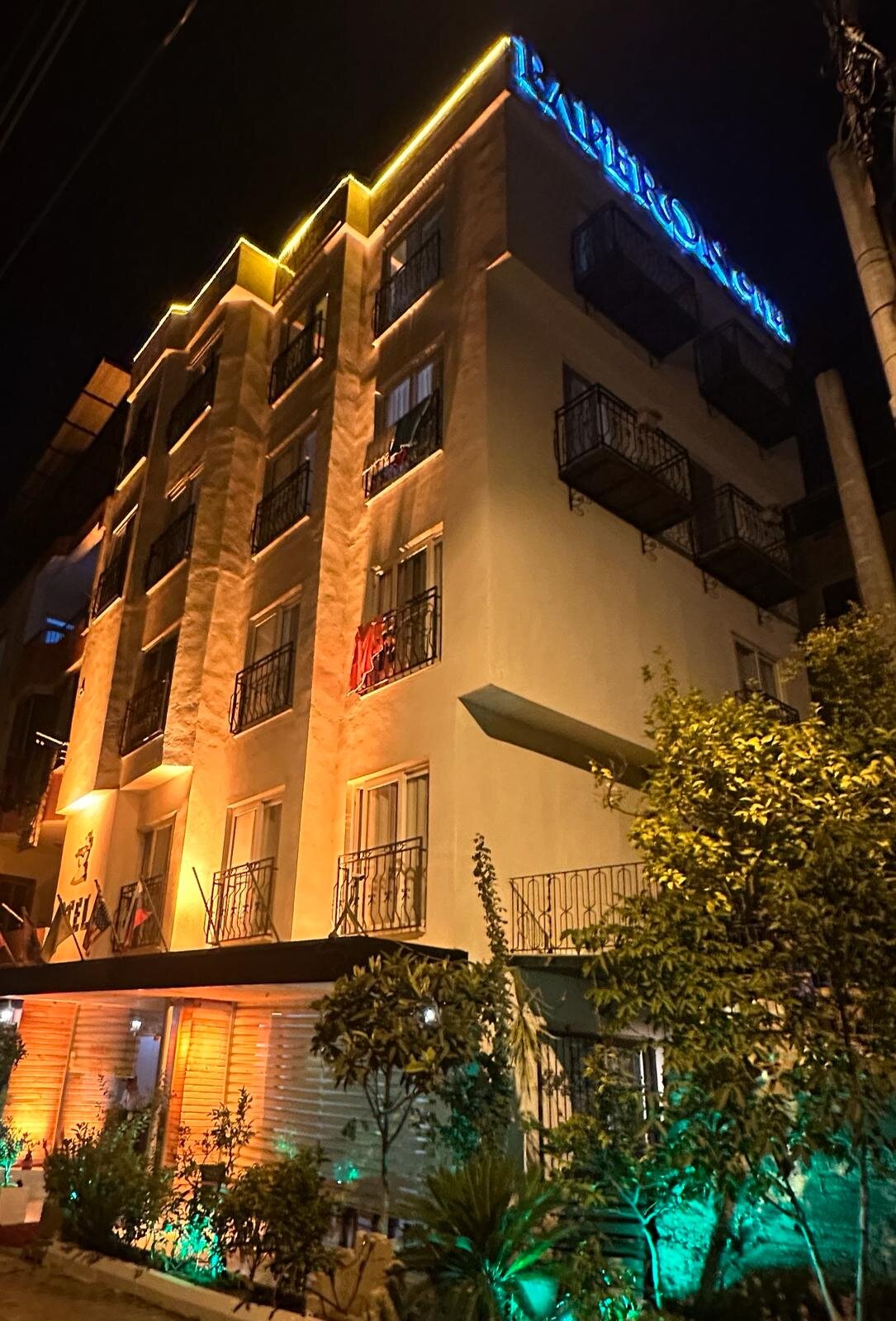 Paperon Hotel · 12