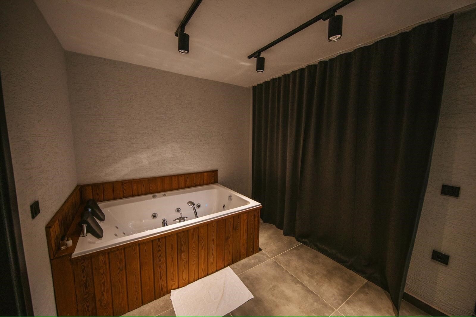 Vrosi Villa Orman Manzaralı Tek Oda