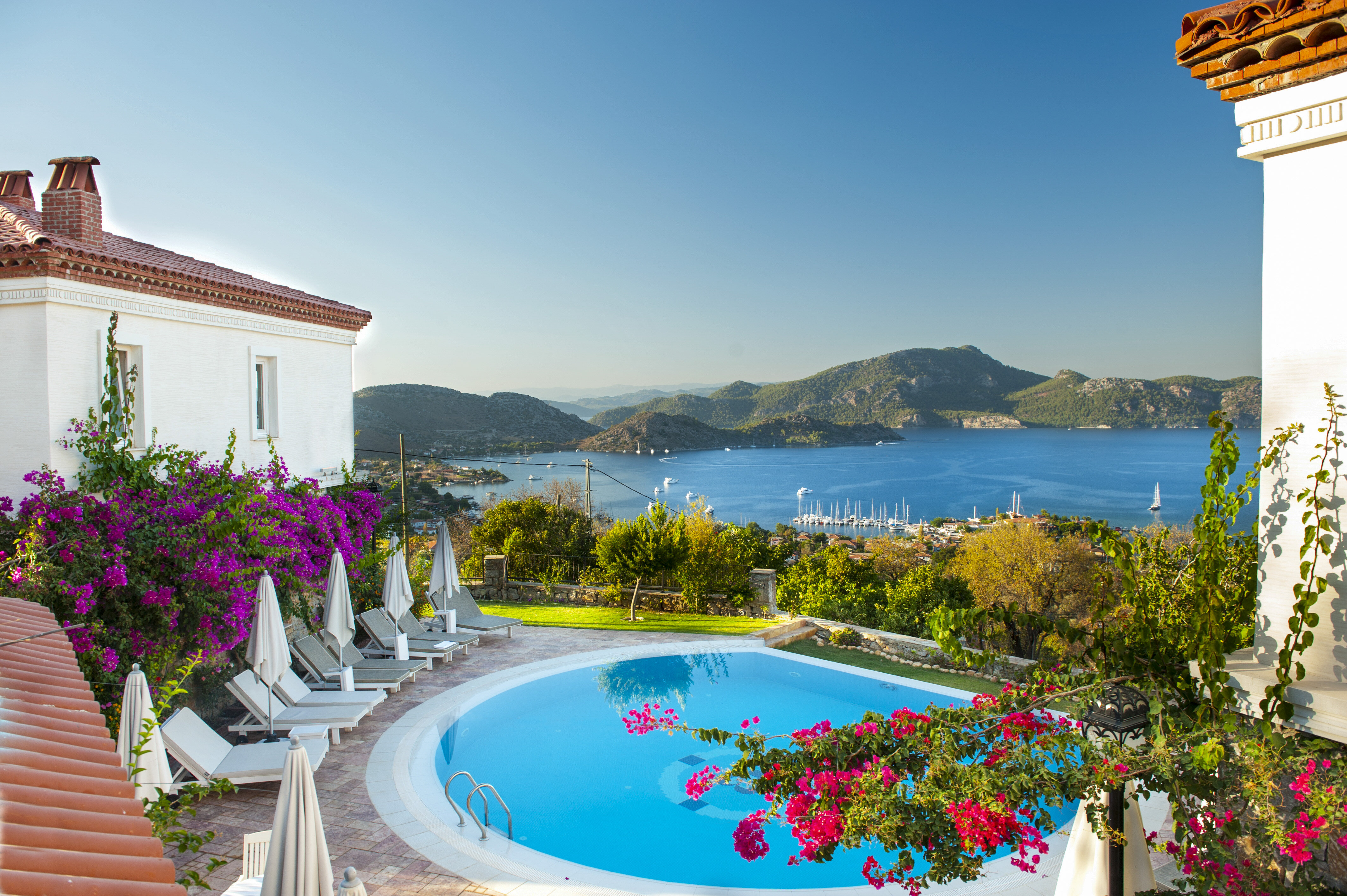 Swan Lake Otel