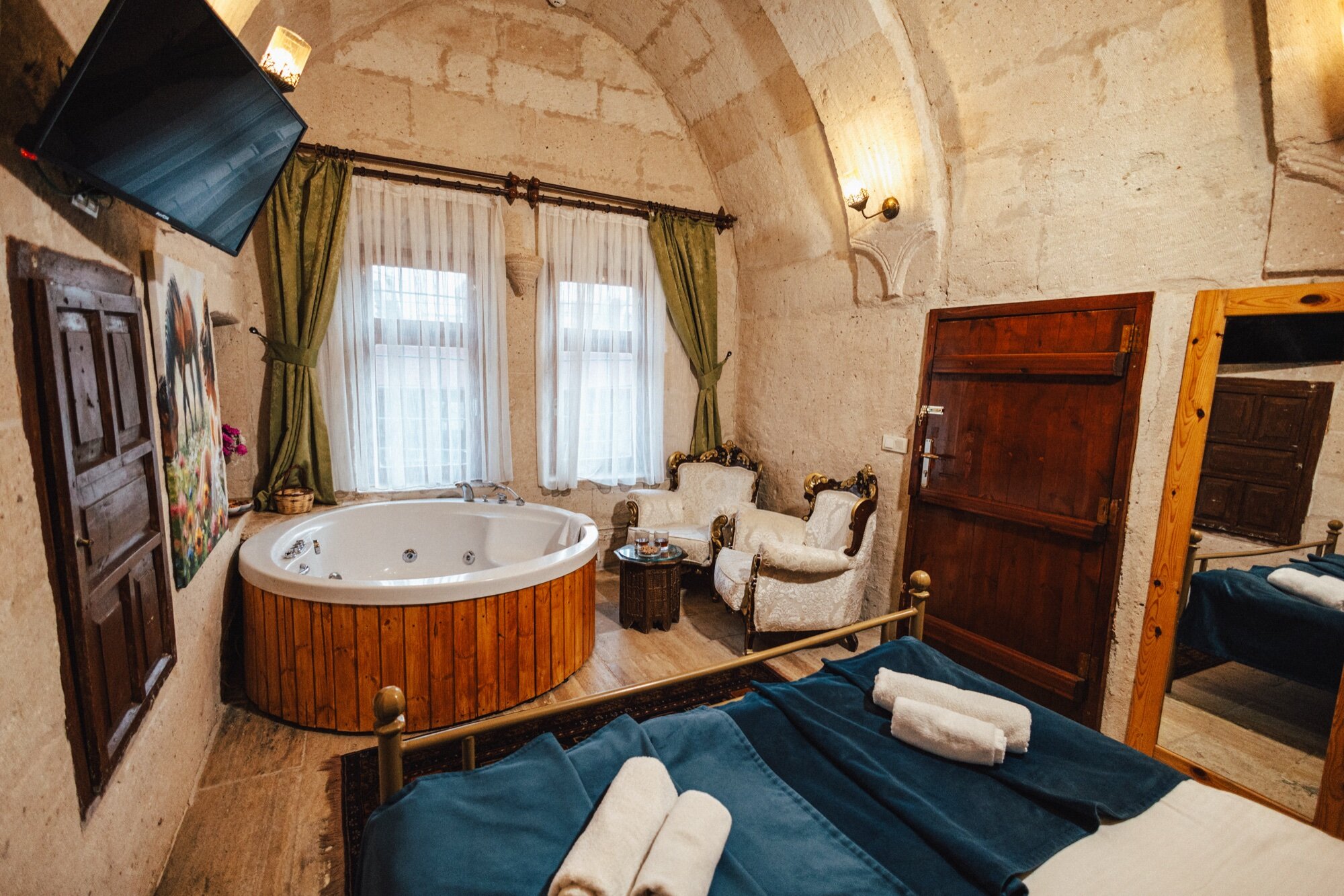 Deluxe Jacuzzi Room, Courtyard View
