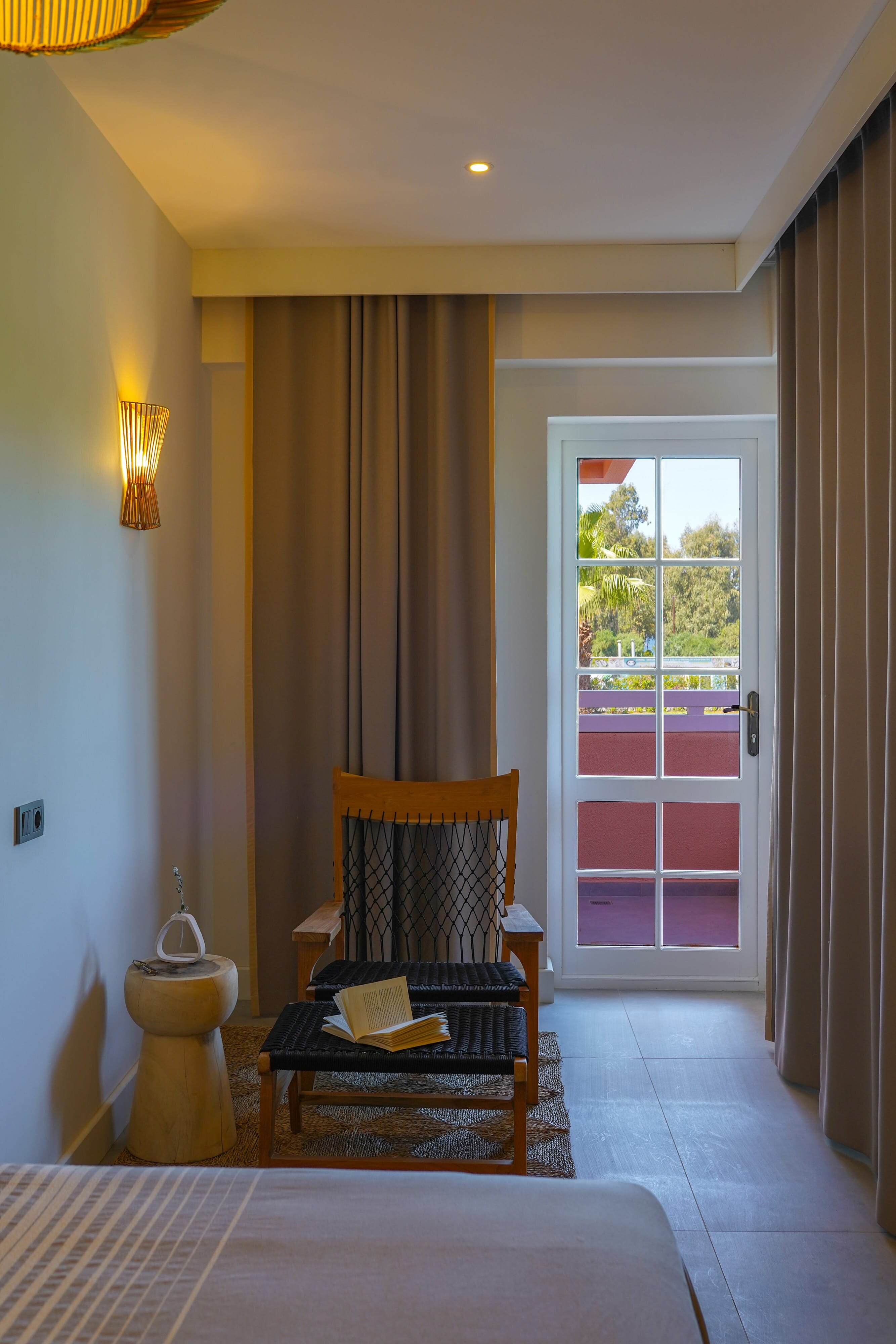 Deluxe Oda Havuz Bahçe Manzaralı ve Balkonlu