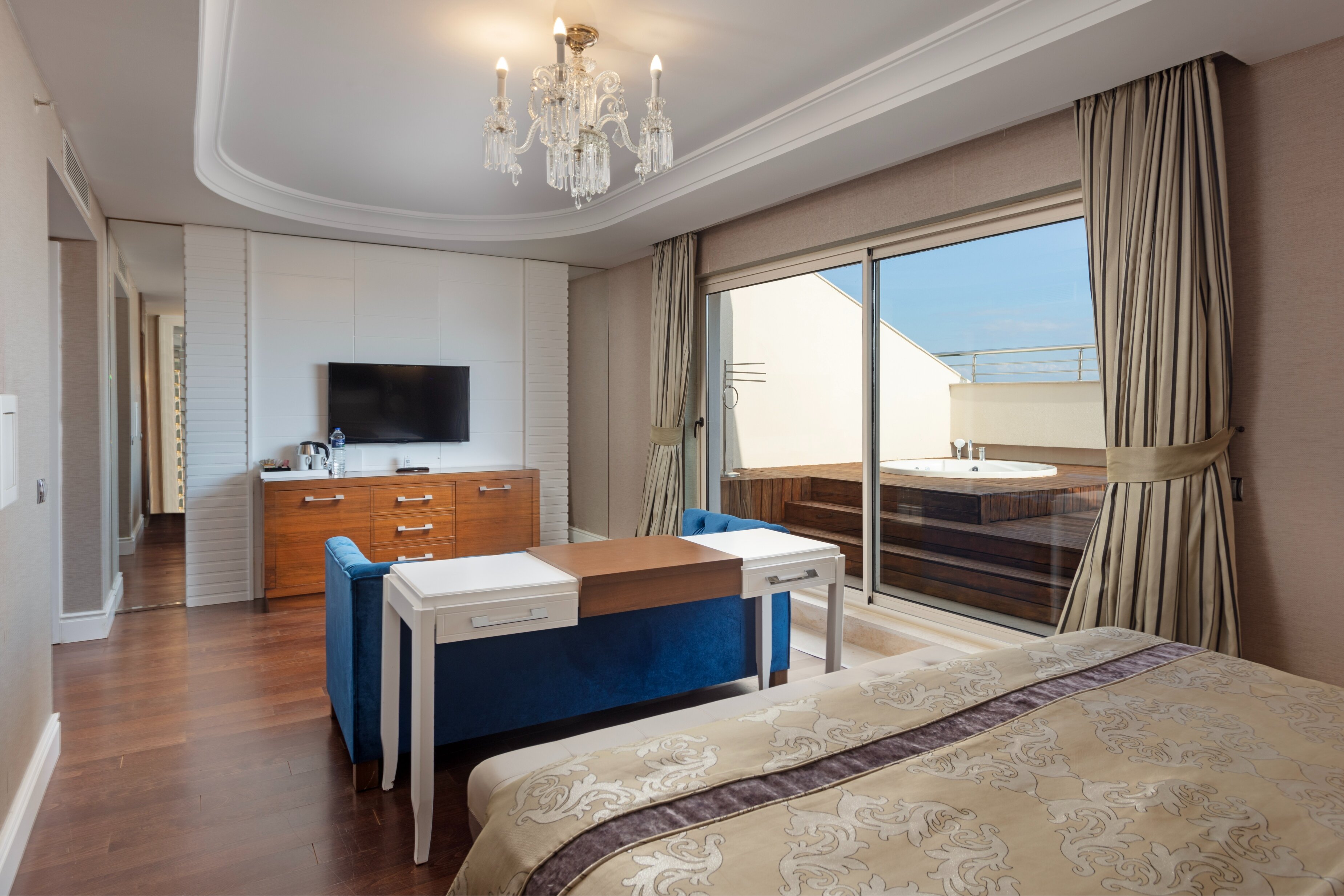 Deluxe One Bedroom Suite