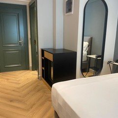 İn The Middle Hotel