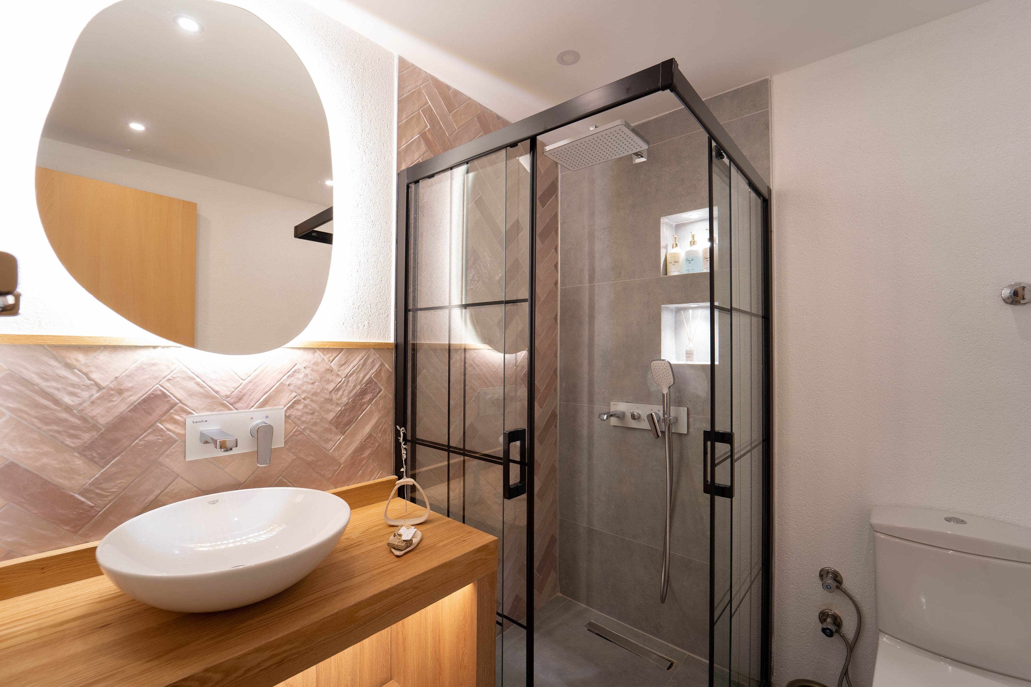 Deluxe Oda Havuz Bahçe Manzaralı ve Balkonlu