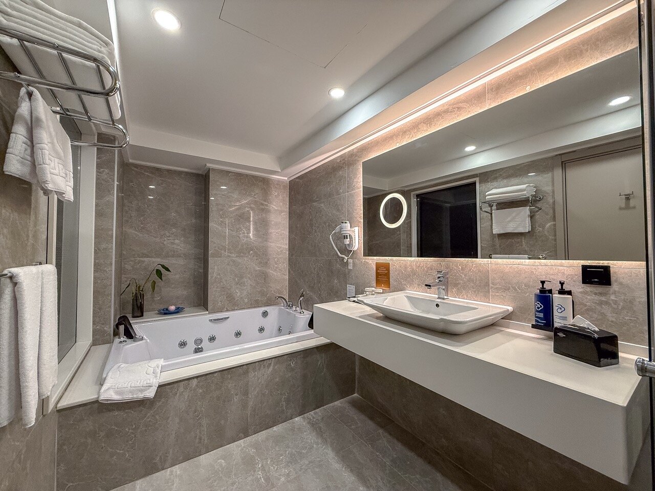 Grand Suite Jacuzzi and Balcony