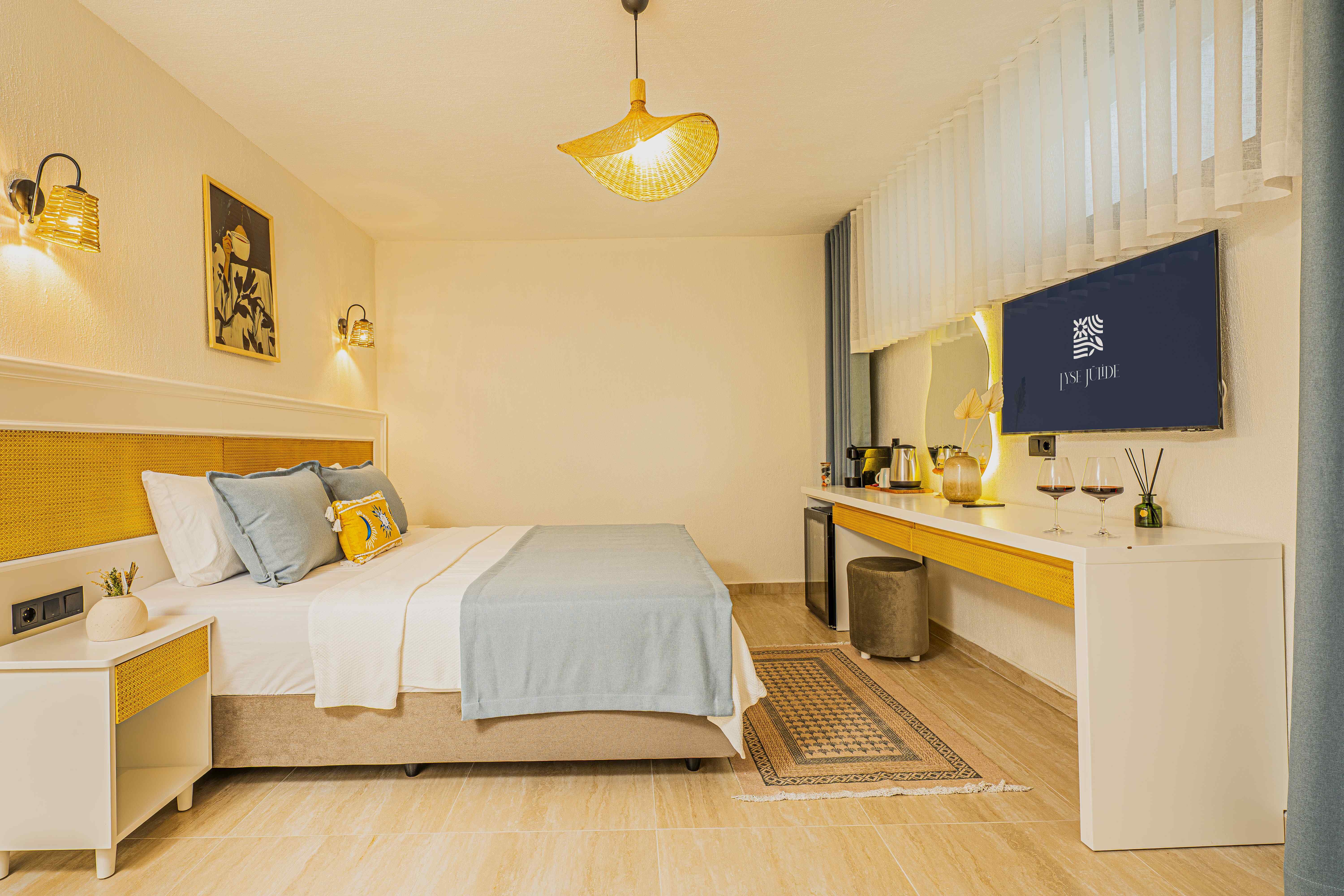 Standart Room With King Bed -1. Kat