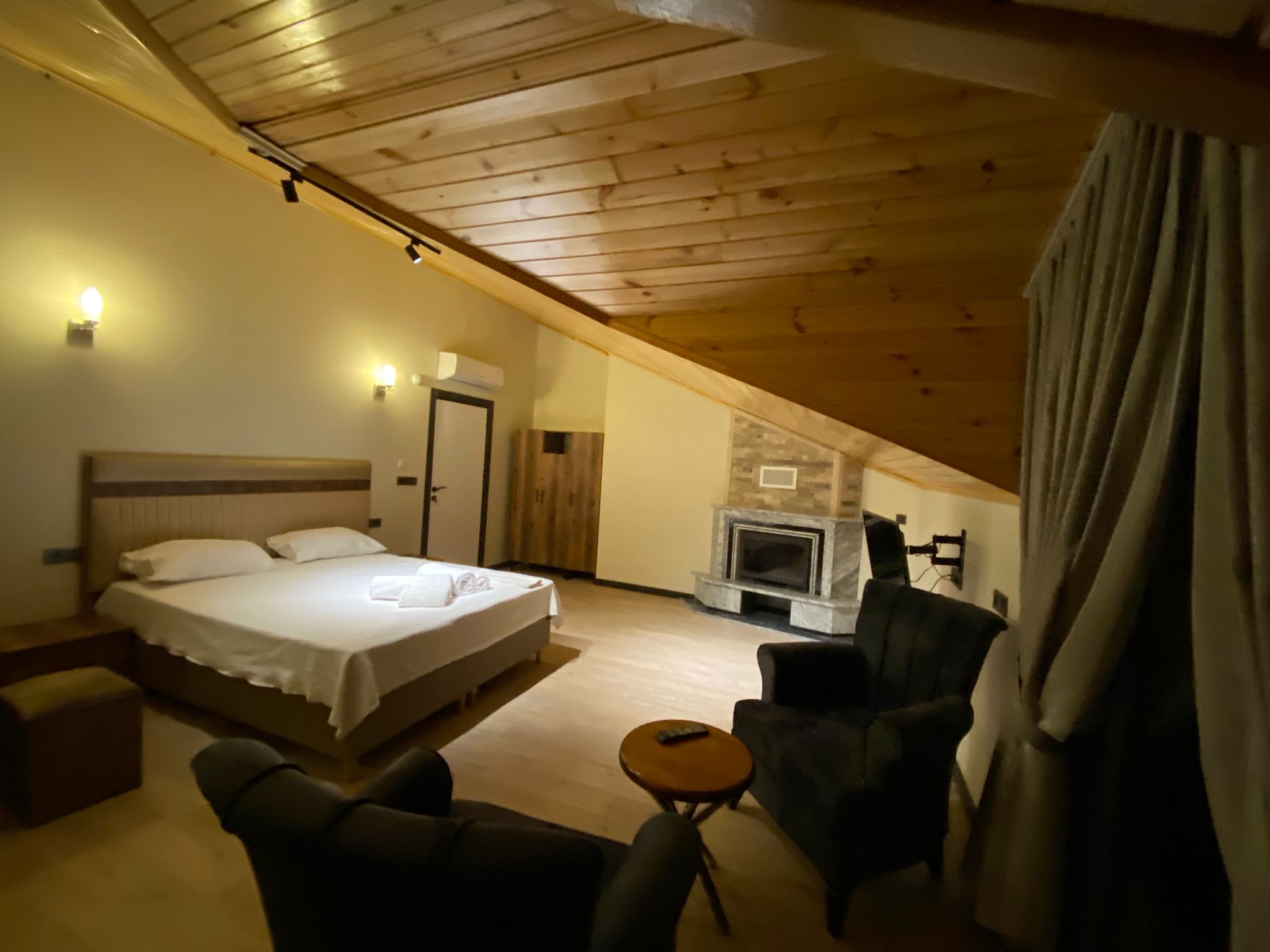 Loft Room, River View (Balcony)