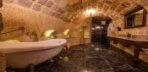 Deluxe Cave Suite with Bathtub Görseli