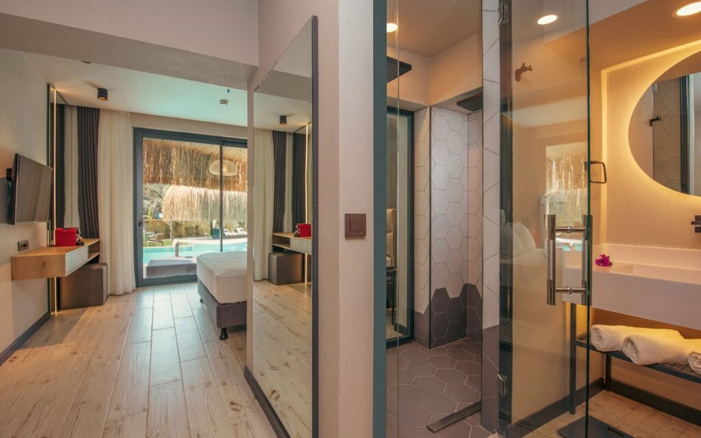 Swim Up Room