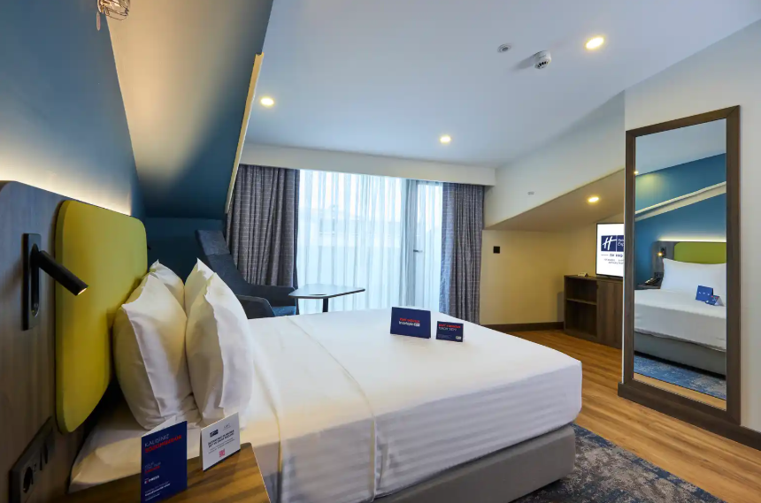 1 Queen Standard Room with Balcony