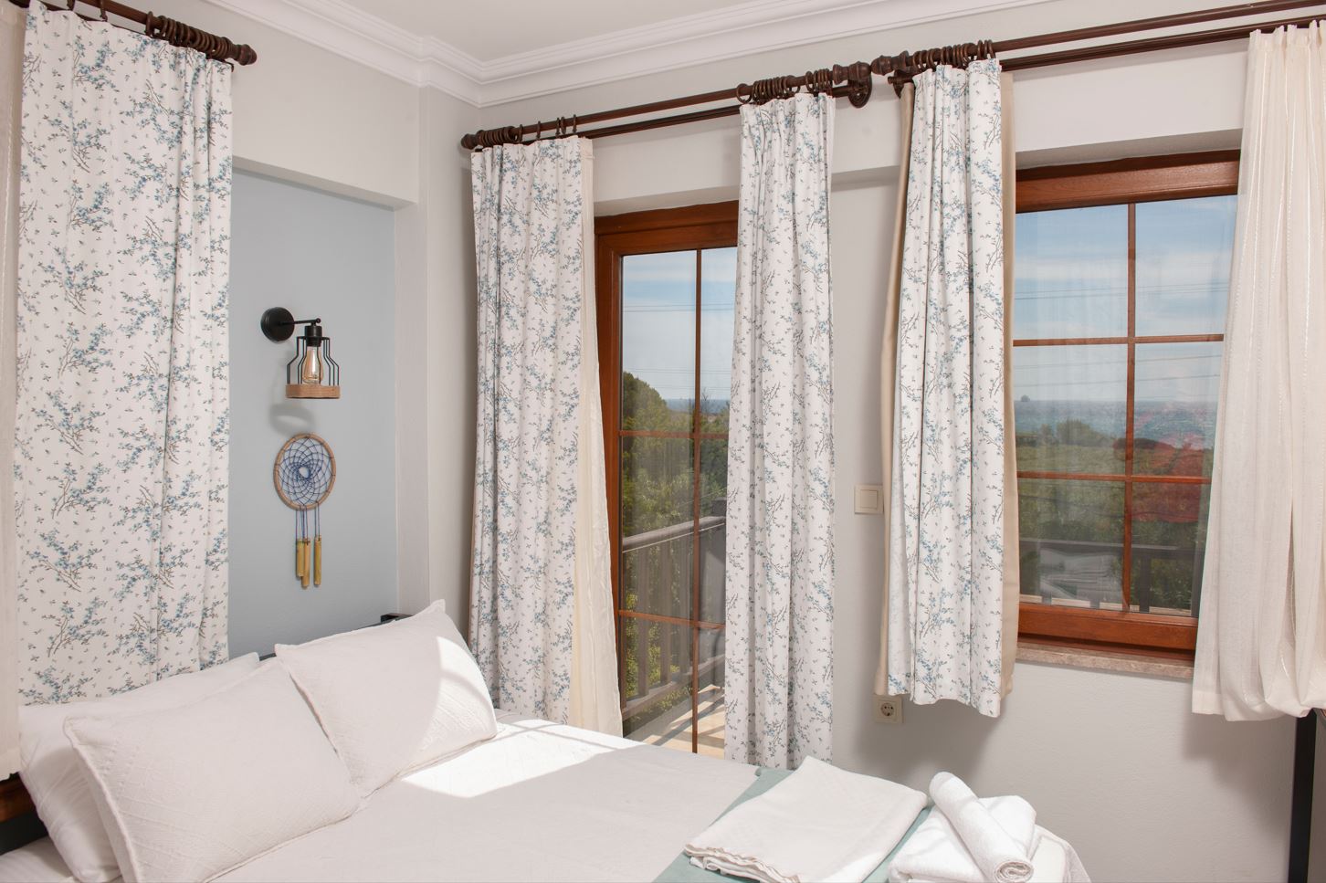 Üç Kişilik Oda Deniz Manzaralı (Teraslı)