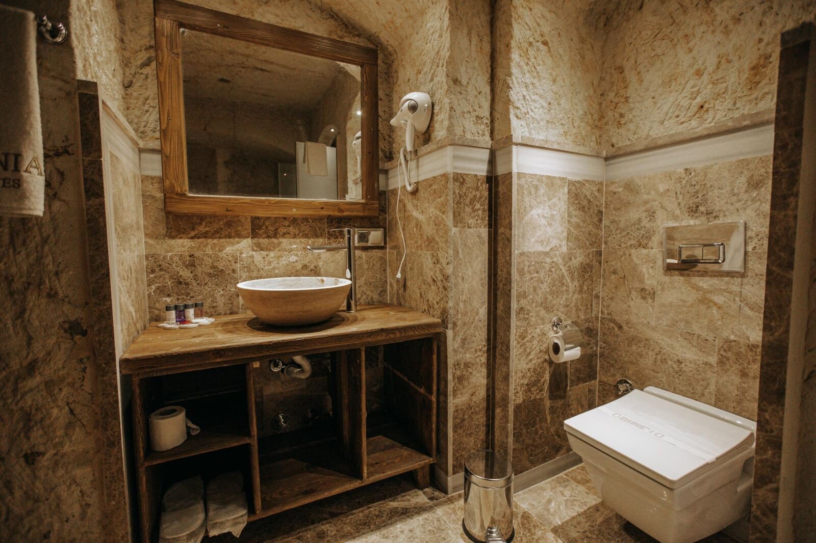King Cave Room