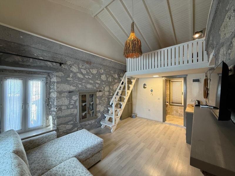 UZIVA Loft Suite