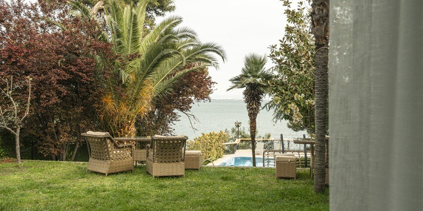 Neandros Deluxe Deniz Manzaralı Bahçeli Oda