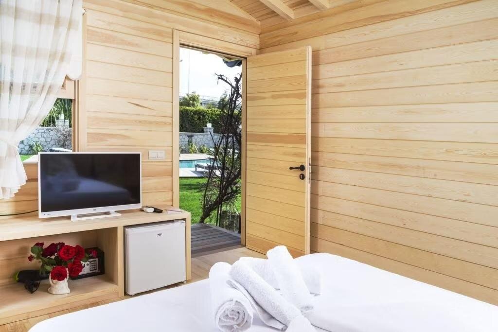 Bungalow Oda, Havuz ve Bahçe Manzaralı
