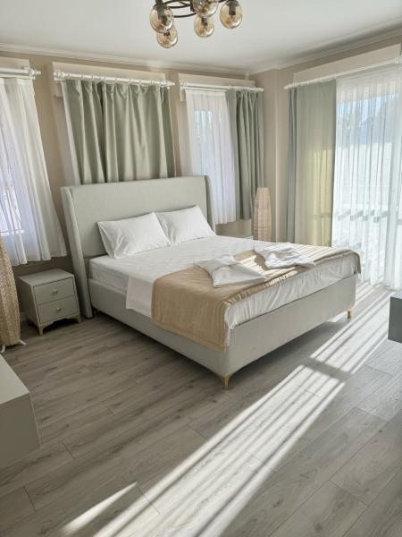 Deluxe Room (3 Person, Balcony)
