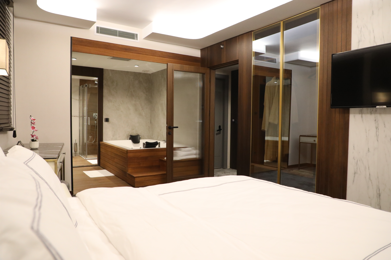 Deluxe Suit Room