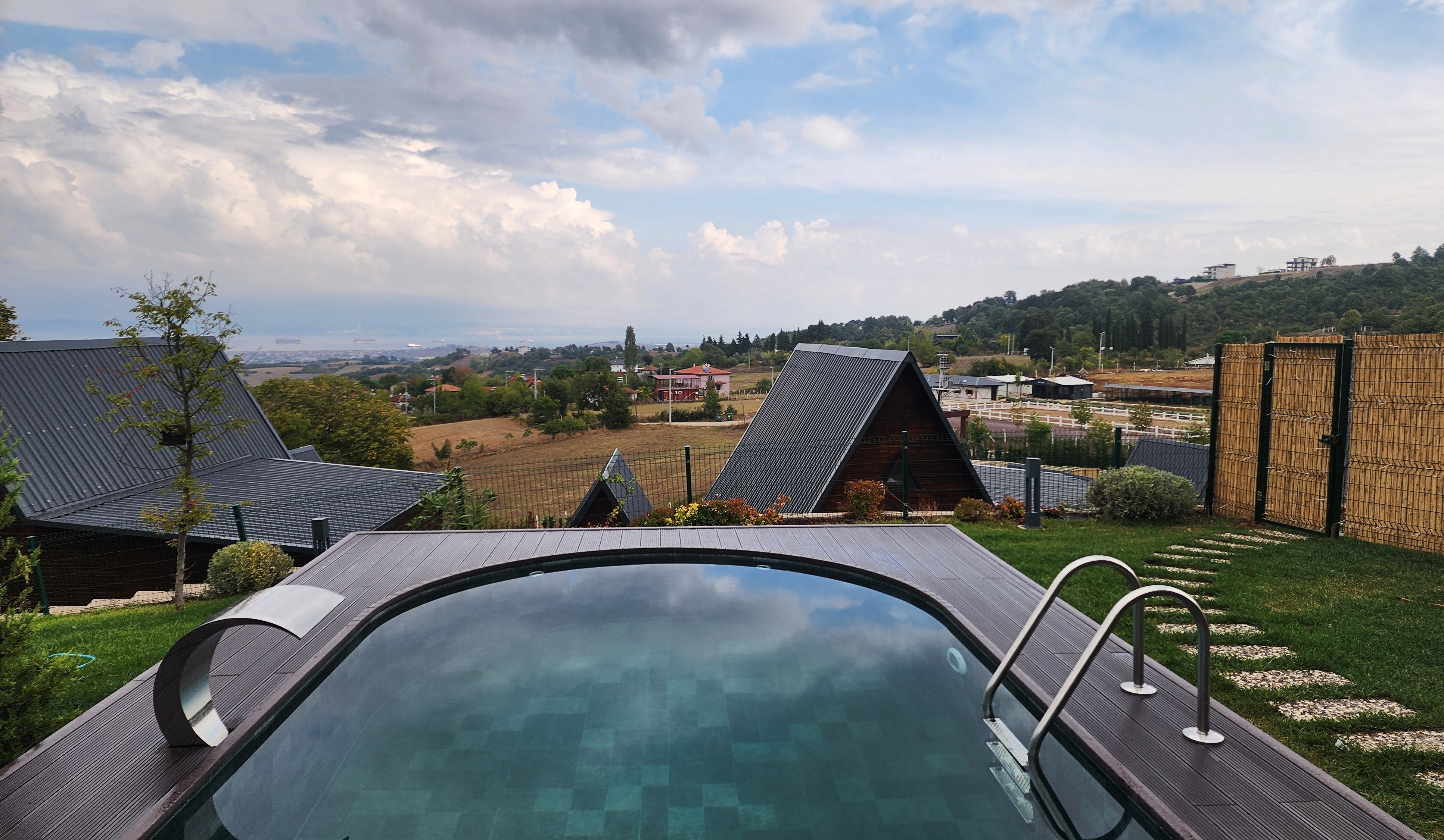 Bungalov, Havuz Manzaralı