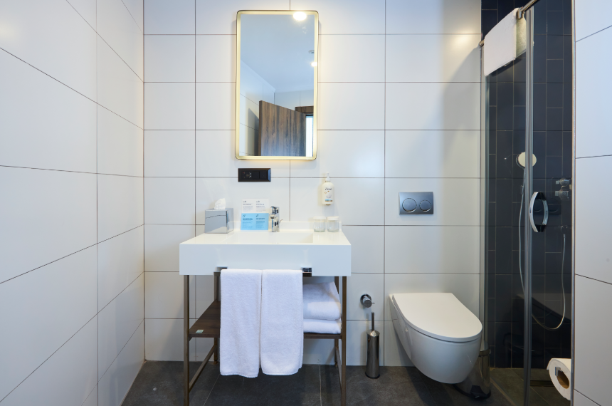 1 Queen Standard Room