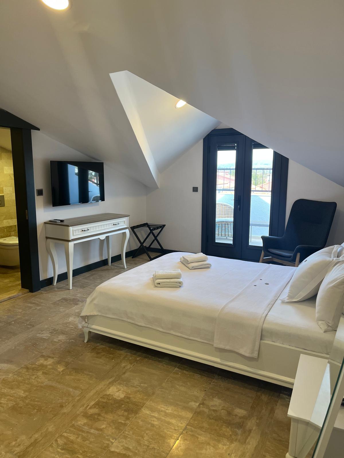 Roof Penthouse Has Balcony Room (Balcony)