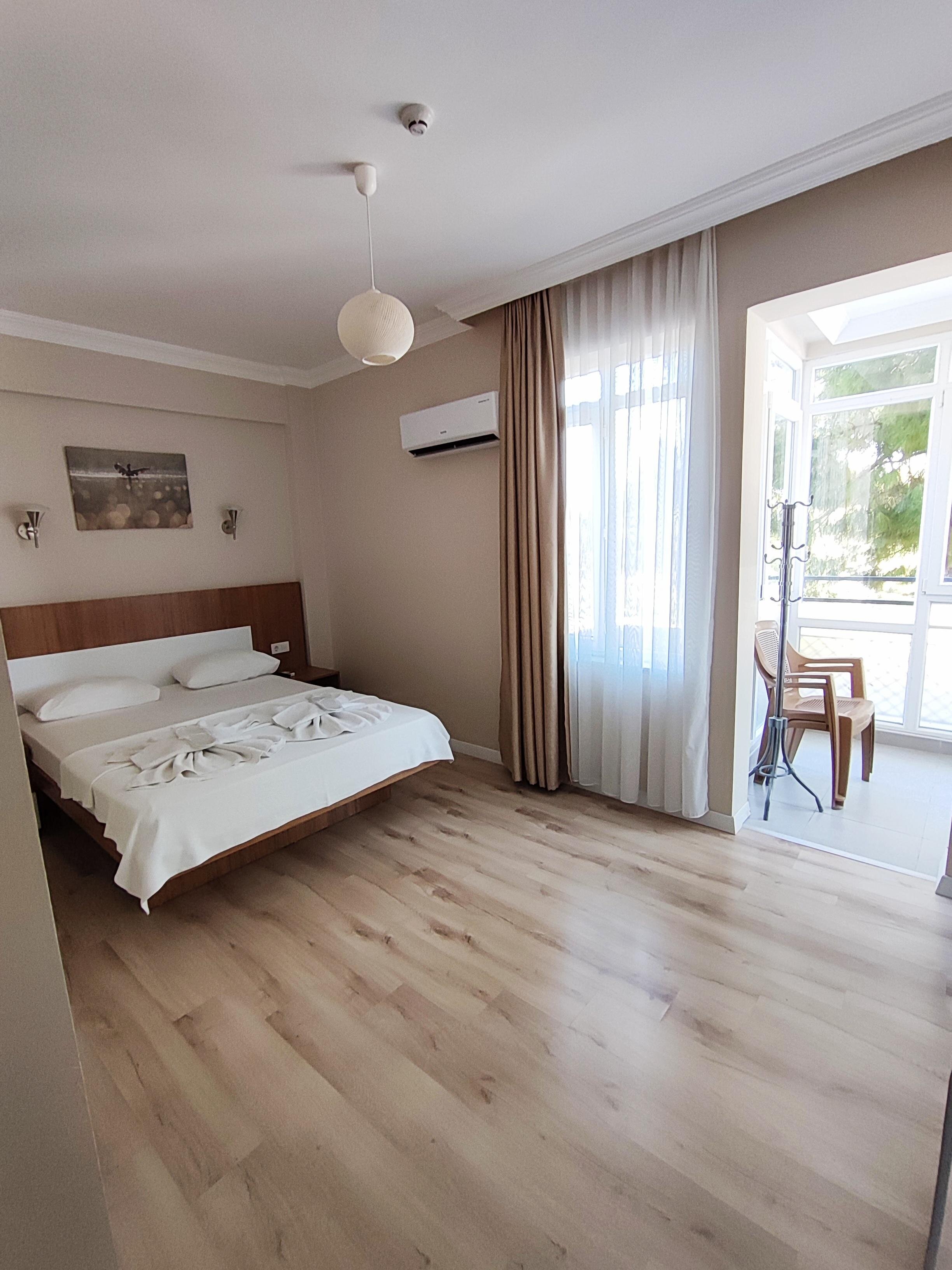 Aile Balkonlu Odası (Balkonlu)