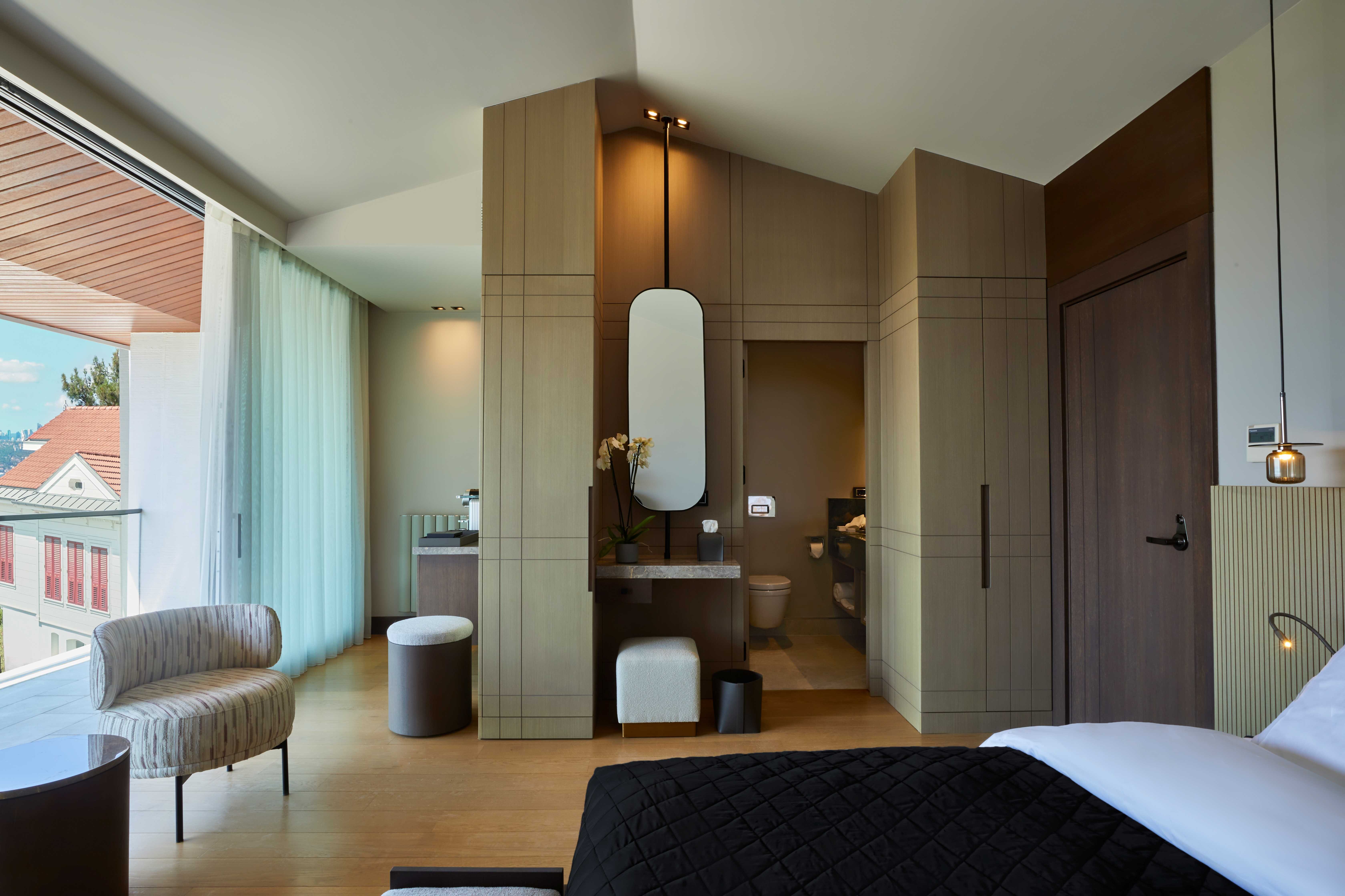 Suite Room w/ Sea View & Balcony