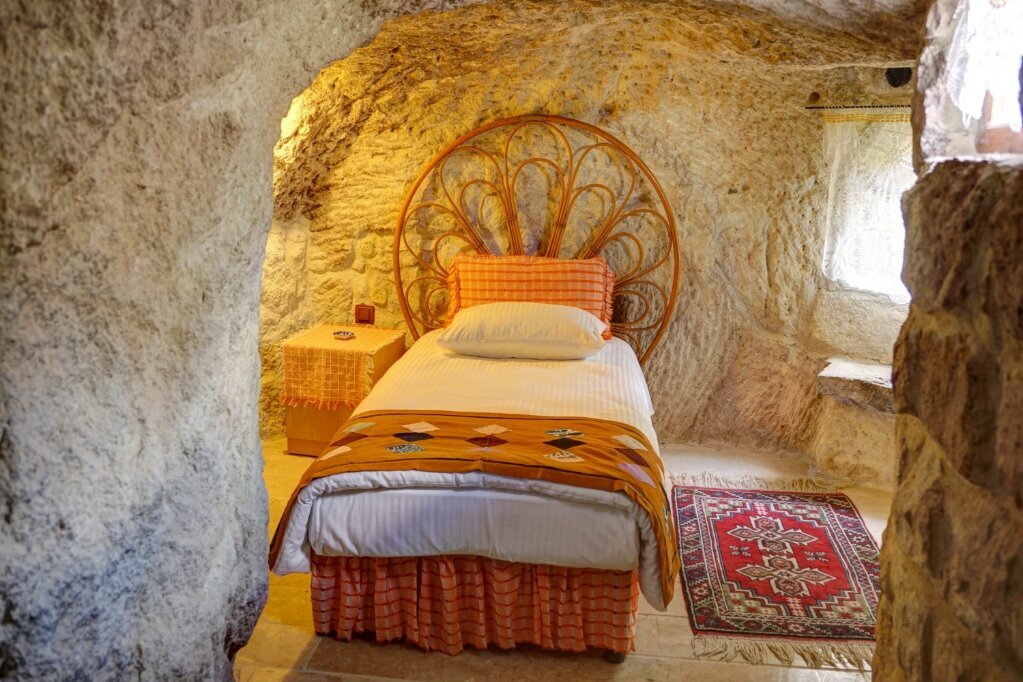 108 Melida Dubleks Cave Room