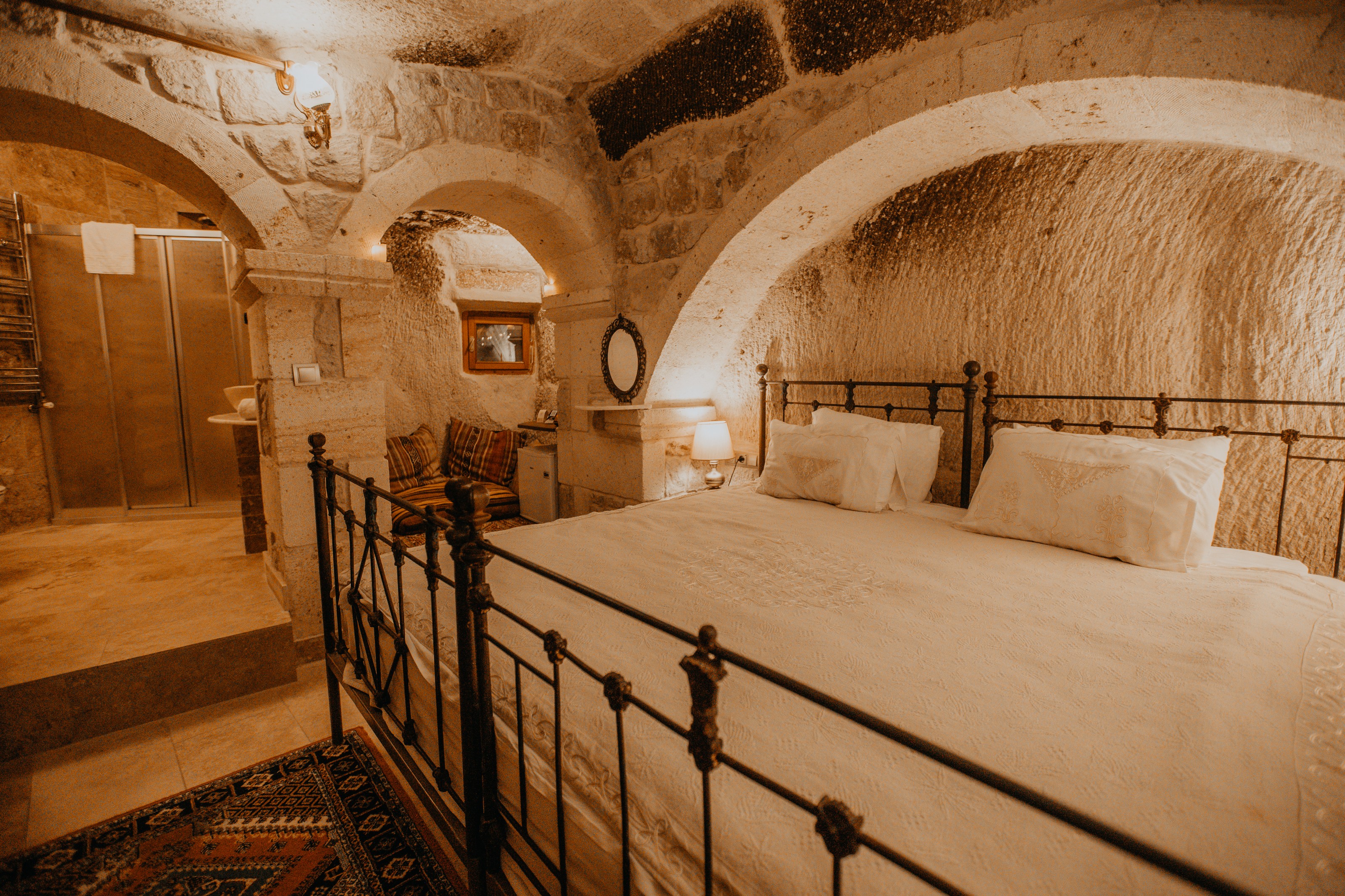 Serenus Cave Suites Otel