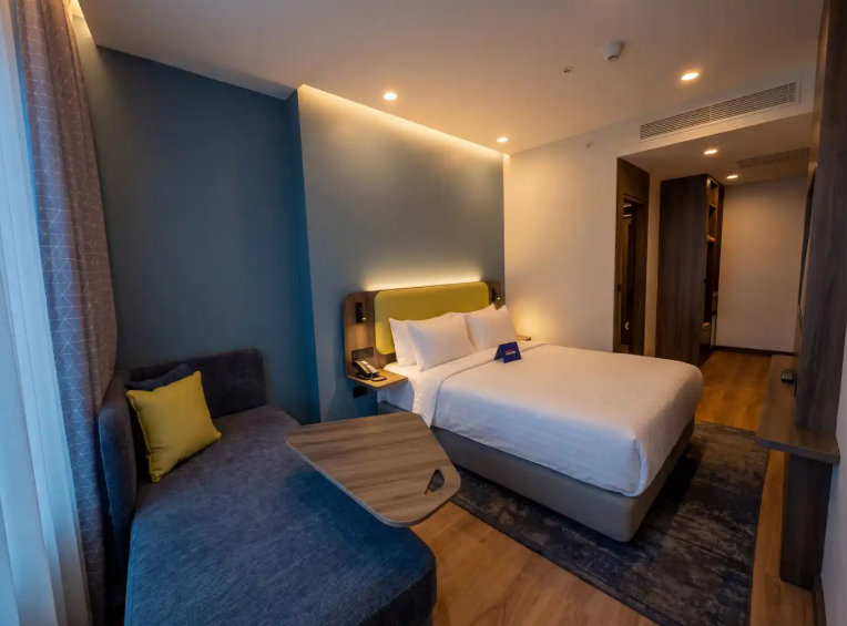 1 Queen Standard Room with Sofa Bed