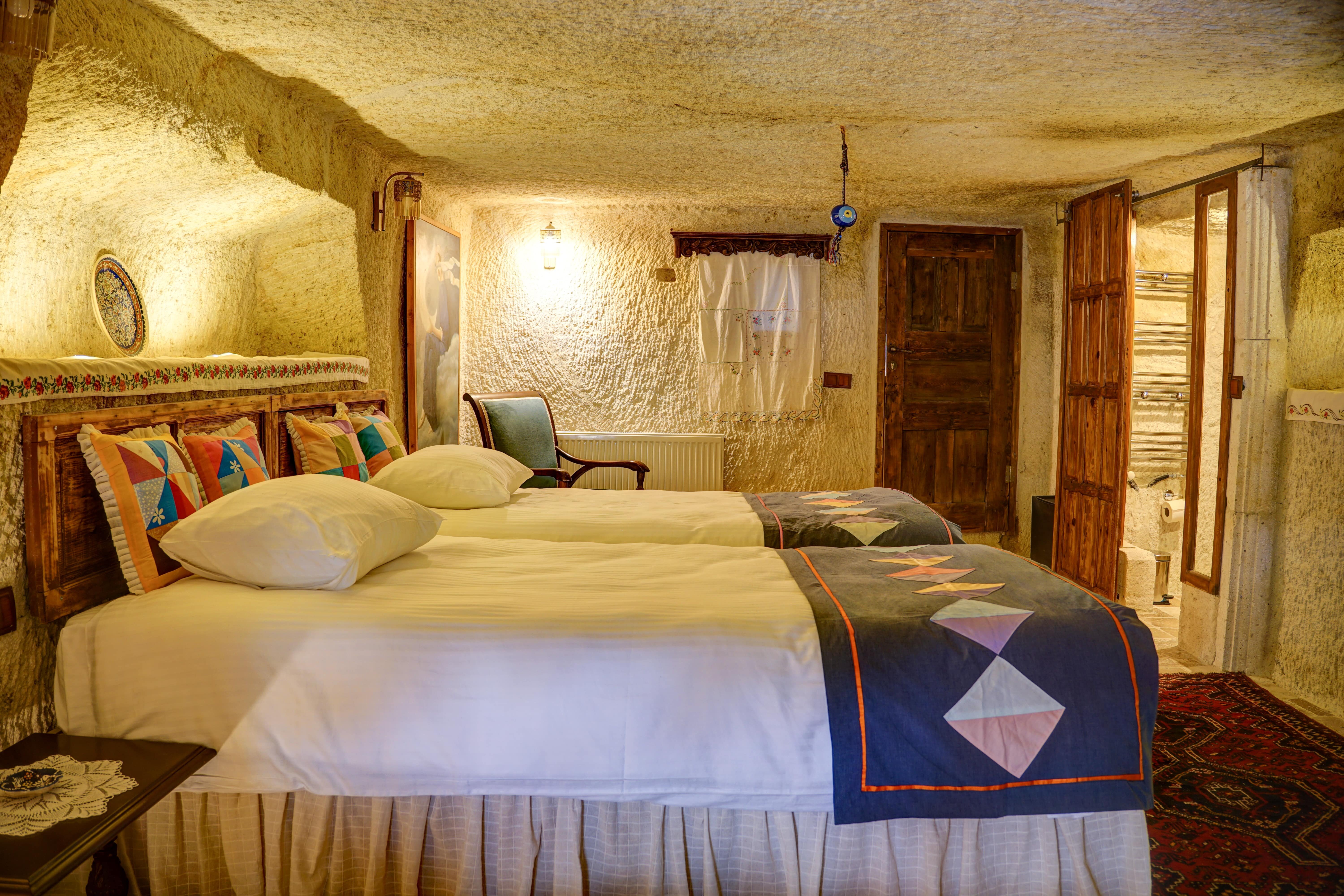 105 Genevir Deluxe Cave Room
