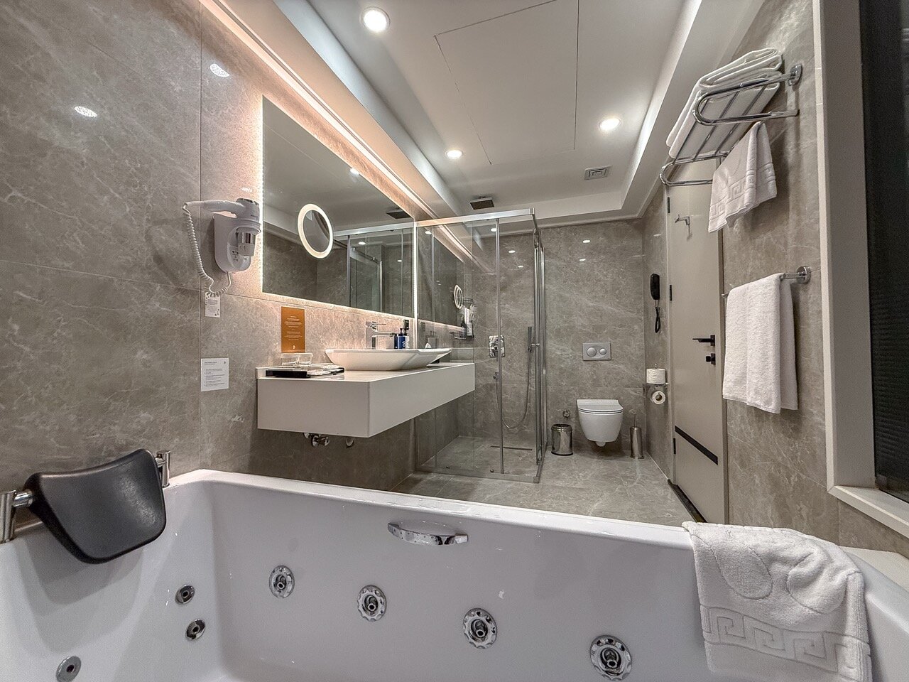 Grand Suite Jacuzzi and Balcony