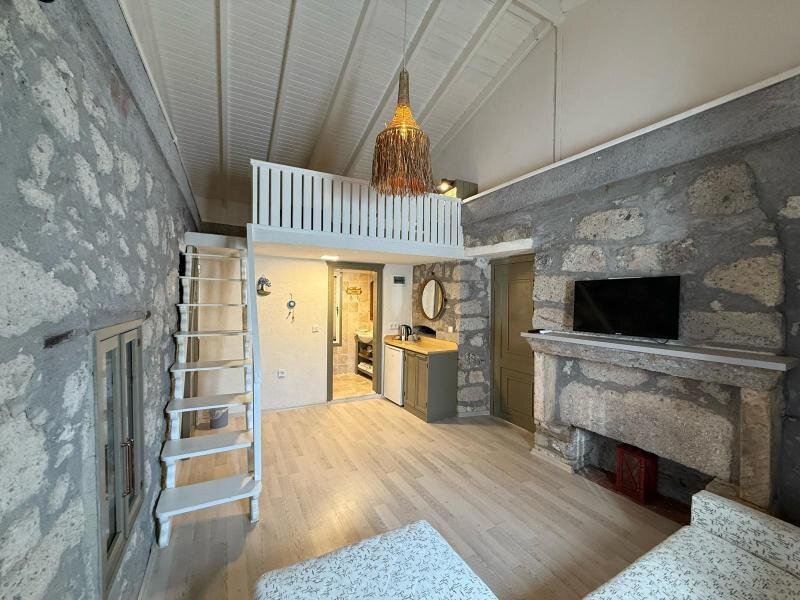UZIVA Loft Suite