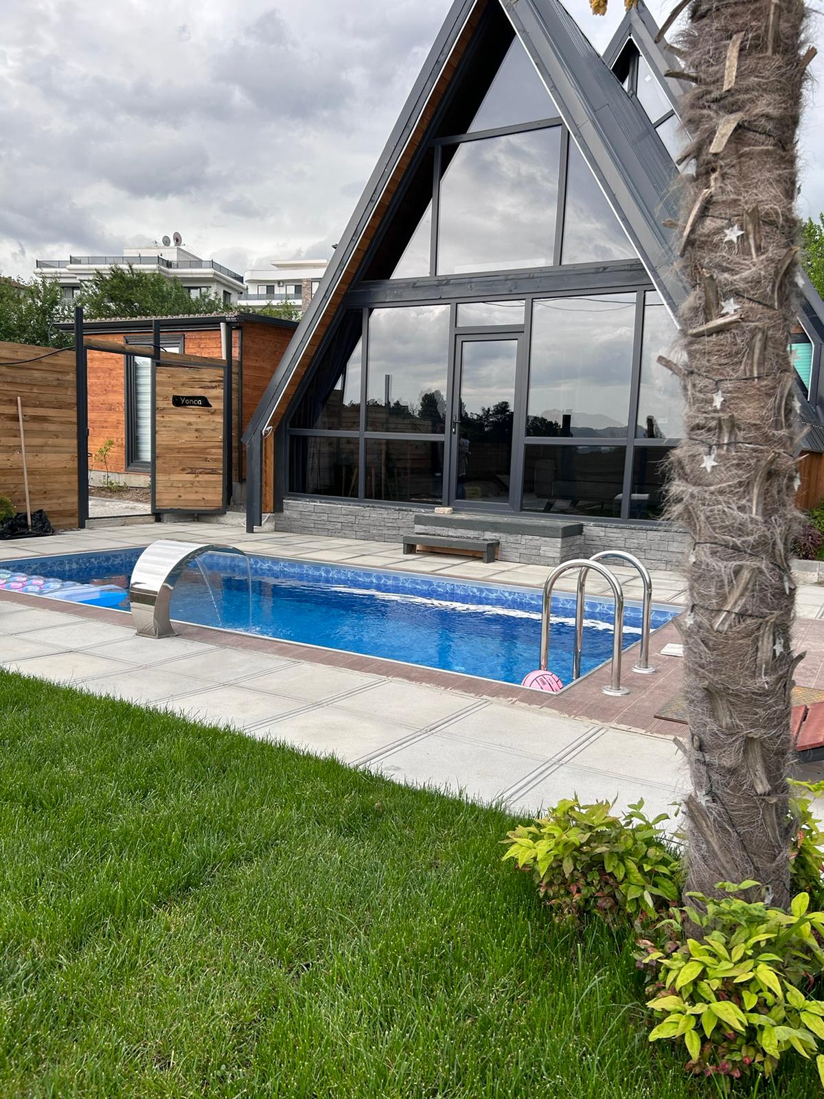 Bungalow With Fireplace Room