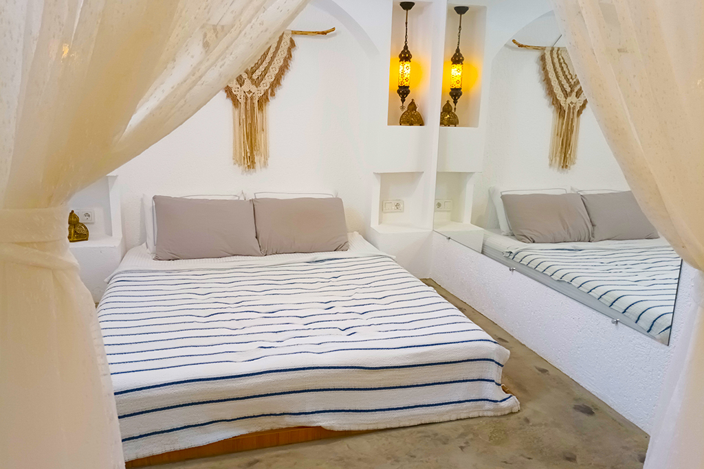Has Balcony Room (Balcony)