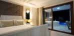 King Suit Pool Room Deniz Manzaralı Görseli