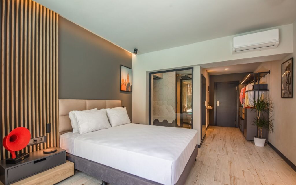 Swim Up Room