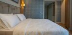 Trendy Room with Queen Size Bed Görseli