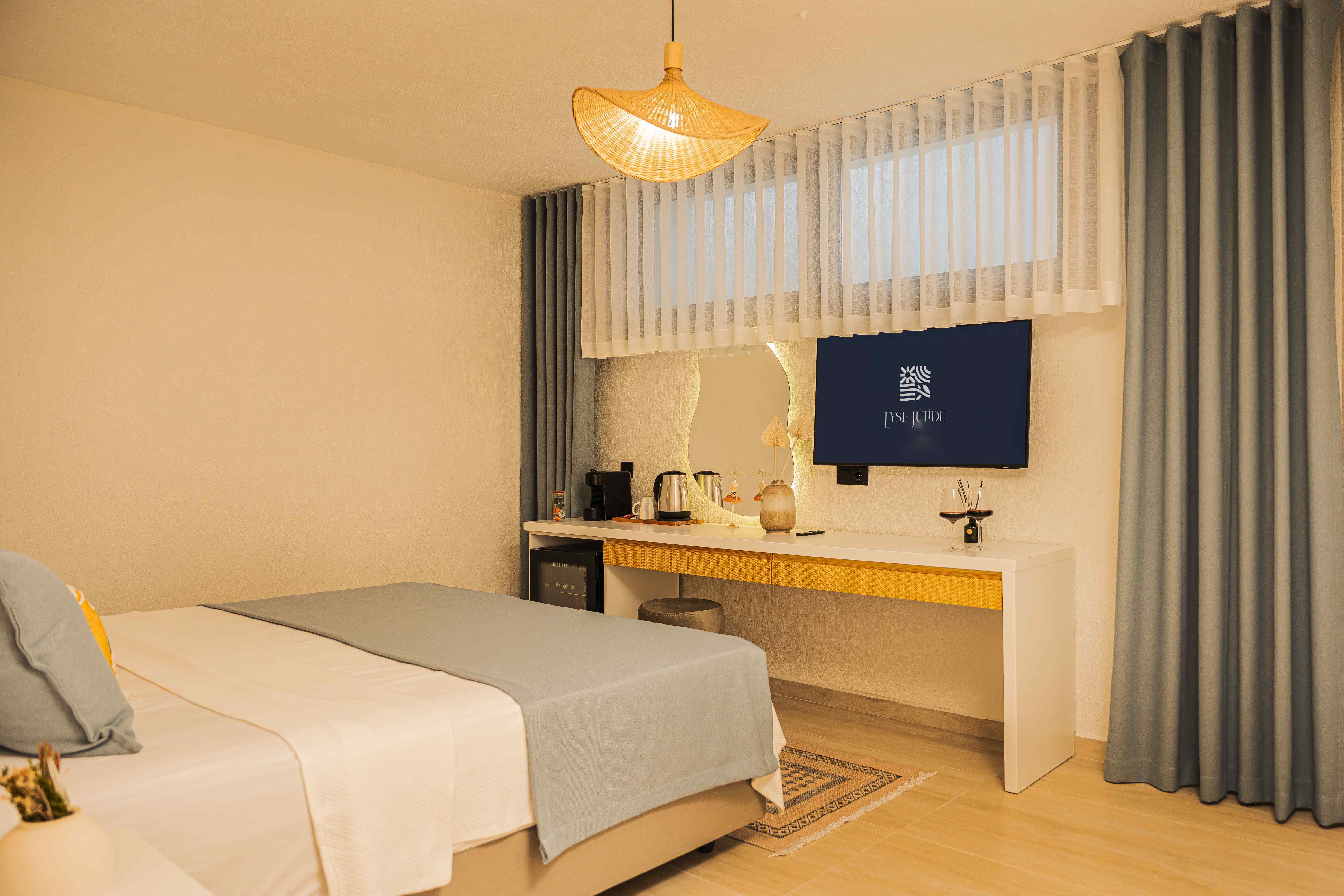 Standart Room With King Bed -1. Kat