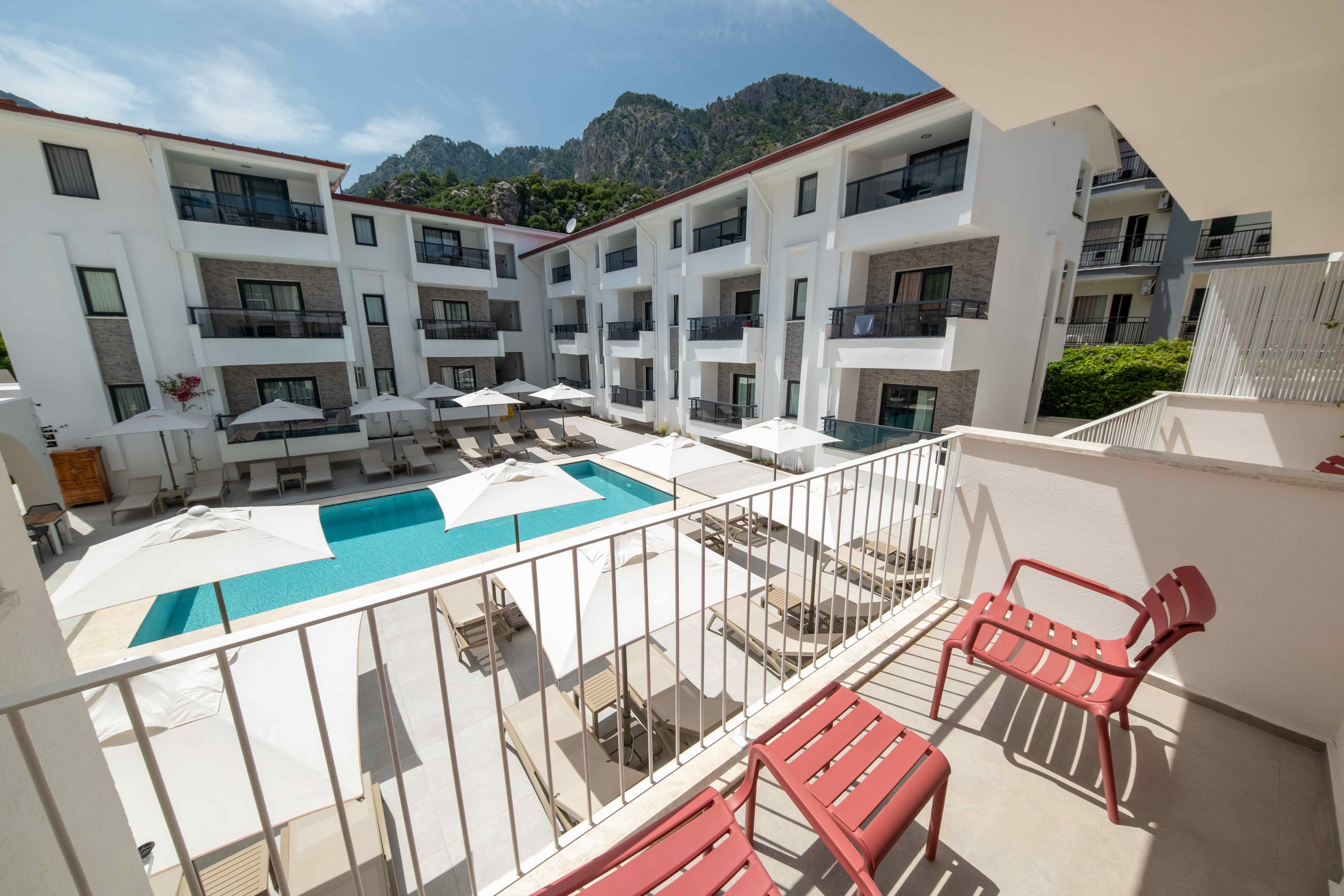 Havuz Manzaralı 2+1 Deluxe Queen Suite